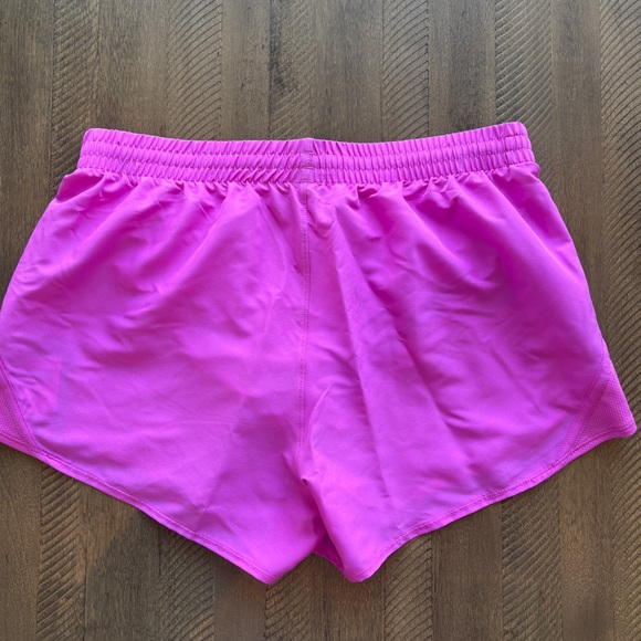 Under Armour Women's Vibrant Pink Athletic Shorts Size Medium NWT - Picture 7 of 7